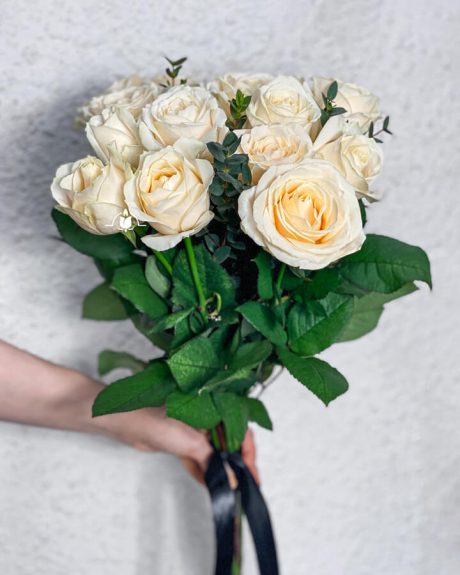 Букет на похороны из 12 белых роз