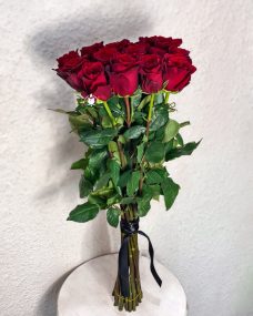 Букет на похороны из 16 красных роз за 2820 ₽