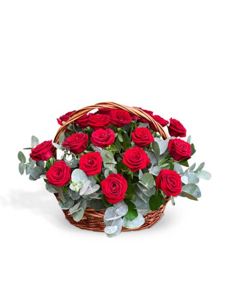 Корзина из 30 красных роз на похороны