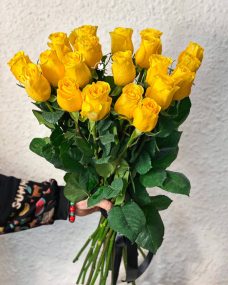 Ритуальный букет из 20 желтых роз за 3500 ₽