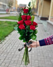 Ритуальный букет из 8 красных роз за 2000 ₽