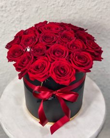 Шляпная коробка красных роз на похороны за 5830 ₽