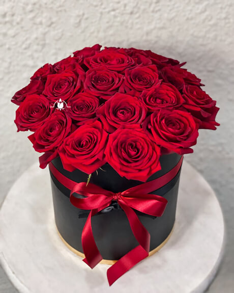 Шляпная коробка красных роз на похороны