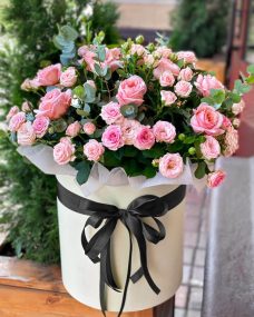 Траурная коробка розовых кустовых роз за 7130 ₽