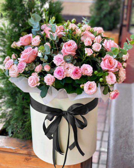 Траурная коробка розовых кустовых роз