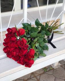 Траурный букет из 20 красных роз за 3500 ₽