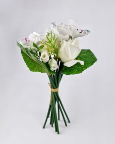 Букет иск. из орхидей и роз с декором за 600 ₽
