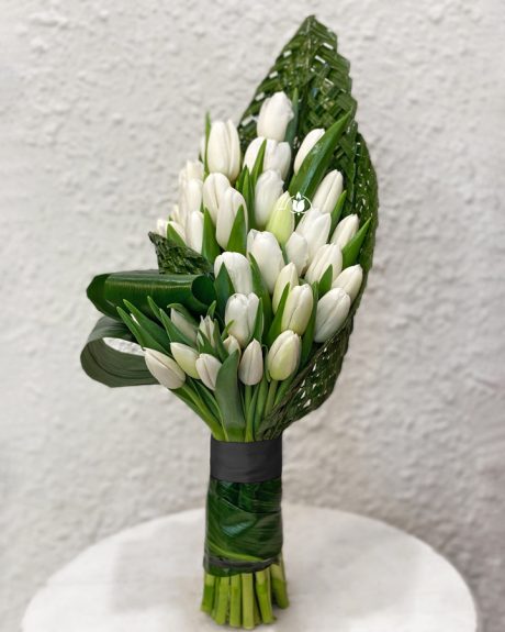 Букет из 35 белых тюльпанов на похороны