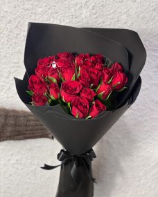 Букет на похороны из 24 красных роз за 3950 ₽