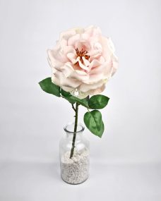 Искусственная светло-розовая пышная роза за 960 ₽