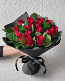 Ритуальный букет из 15 красных роз за 2450 ₽