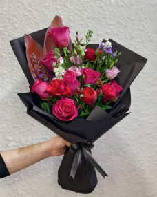Траурный букет из эустом и розовых роз за 4820 ₽