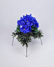 Синяя клумба с цветами на кладбище за 700 ₽