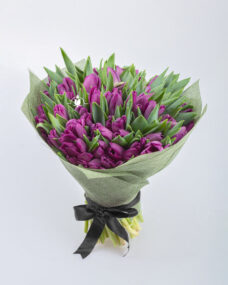 Букет из 70 фиолетовых тюльпанов на похороны за 7800 ₽