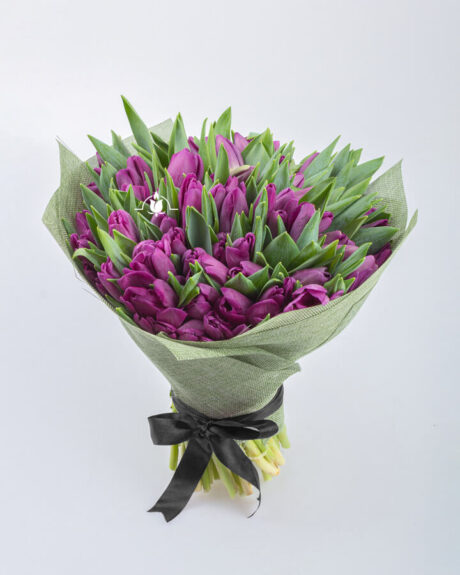 Букет из 70 фиолетовых тюльпанов на похороны