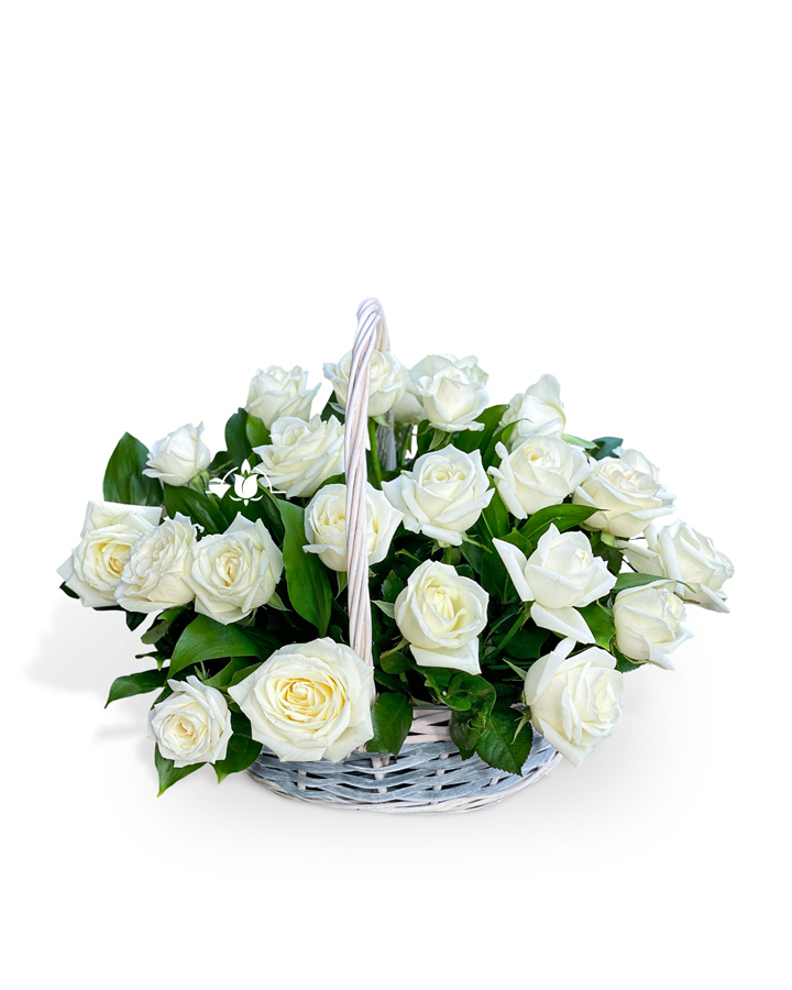 Корзина из 24 белых роз на кладбище