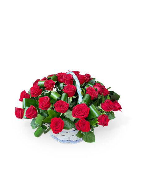Траурная корзина из 30 красных роз