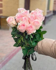 Букет на похороны из 12 розовых роз за 1540 ₽