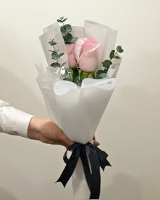 Букет на похороны из 2 розовых роз за 640 ₽