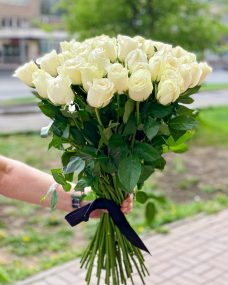 Букет на похороны из 30 белых роз за 5200 ₽