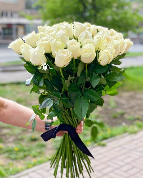 Букет на похороны из 30 белых роз