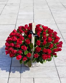 Корзина на похороны из 90 красных роз за 15360 ₽
