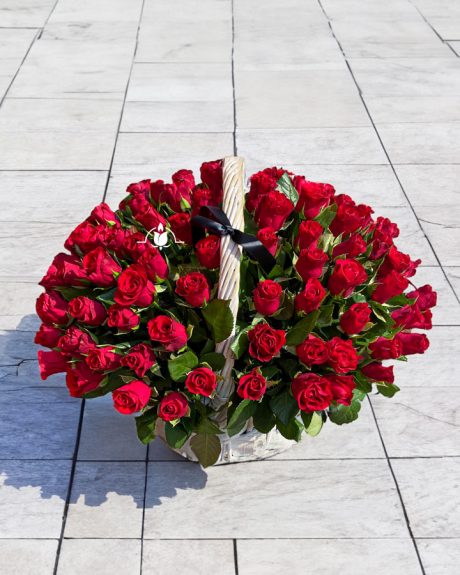 Корзина на похороны из 90 красных роз