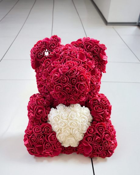 Мишка из роз красного цвета с сердцем