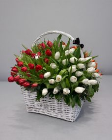 Ритуальная корзина разноцветных тюльпанов за 14460 ₽