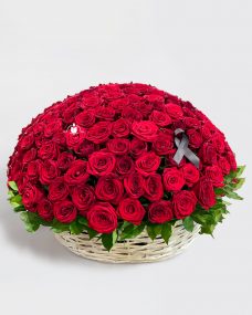 Траурная корзина из 130 красных роз за 21760 ₽
