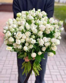 Траурный букет белых кустовых роз за 6100 ₽