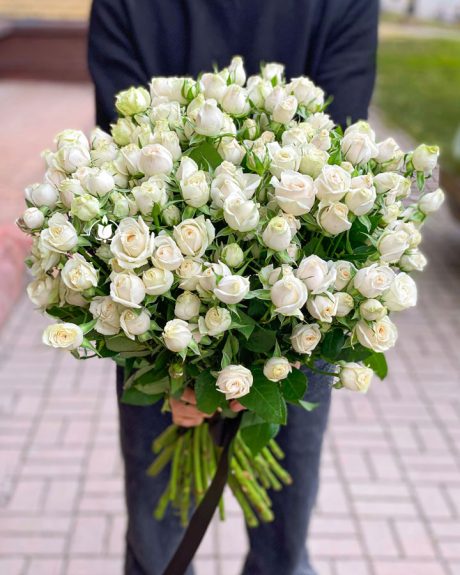 Траурный букет белых кустовых роз
