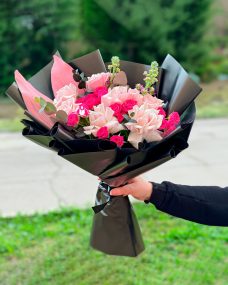 Букет розовых роз с аспидистрой на похороны за 3070 ₽
