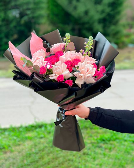 Букет розовых роз с аспидистрой на похороны