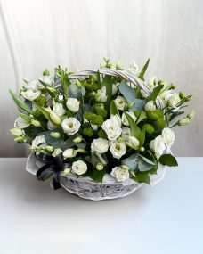 Корзина белых тюльпанов и эустом на похороны за 13820 ₽
