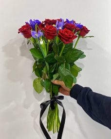 Ритуальный букет из красных роз и ирисов за 3000 ₽
