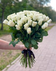 Траурный букет из 50 белых роз за 8600 ₽