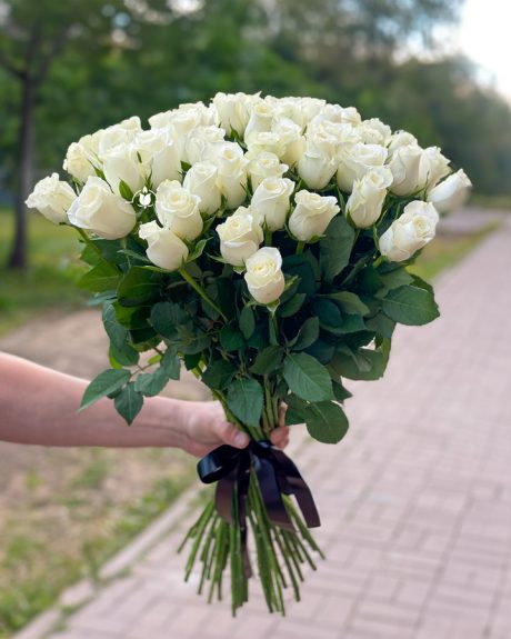 Траурный букет из 50 белых роз