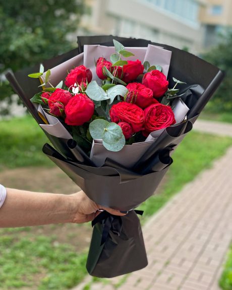 Траурный букет красных пионовидных роз