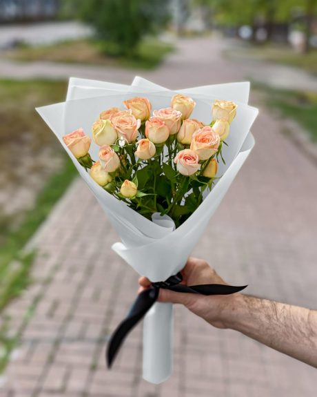 Букет 3 кремовых кустовых роз на похороны