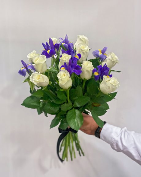 Ритуальный букет белых роз и ирисов