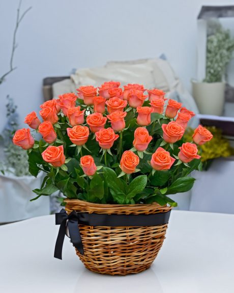Траурная корзина оранжевых живых роз