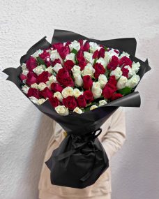 Траурный букет из 90 красных и белых роз за 14100 ₽
