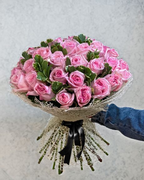 Живой букет из 30 розовых роз на похороны