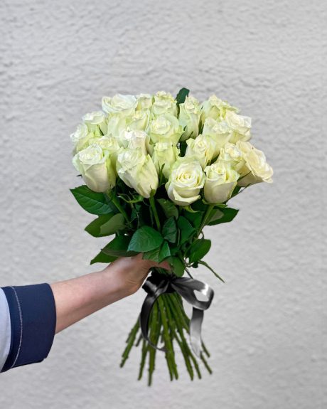Букет из 24 белых роз на похороны