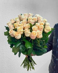 Букет на похороны из 34 кремовых роз за 5880 ₽