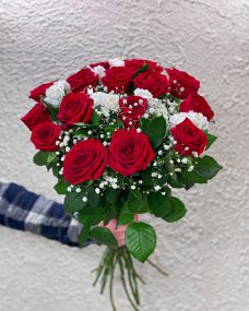 Ритуальный букет красных роз и белых гвоздик за 4660 ₽