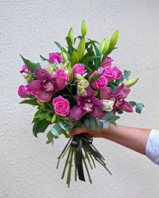 Траурный букет лилий, роз и орхидей за 6250 ₽